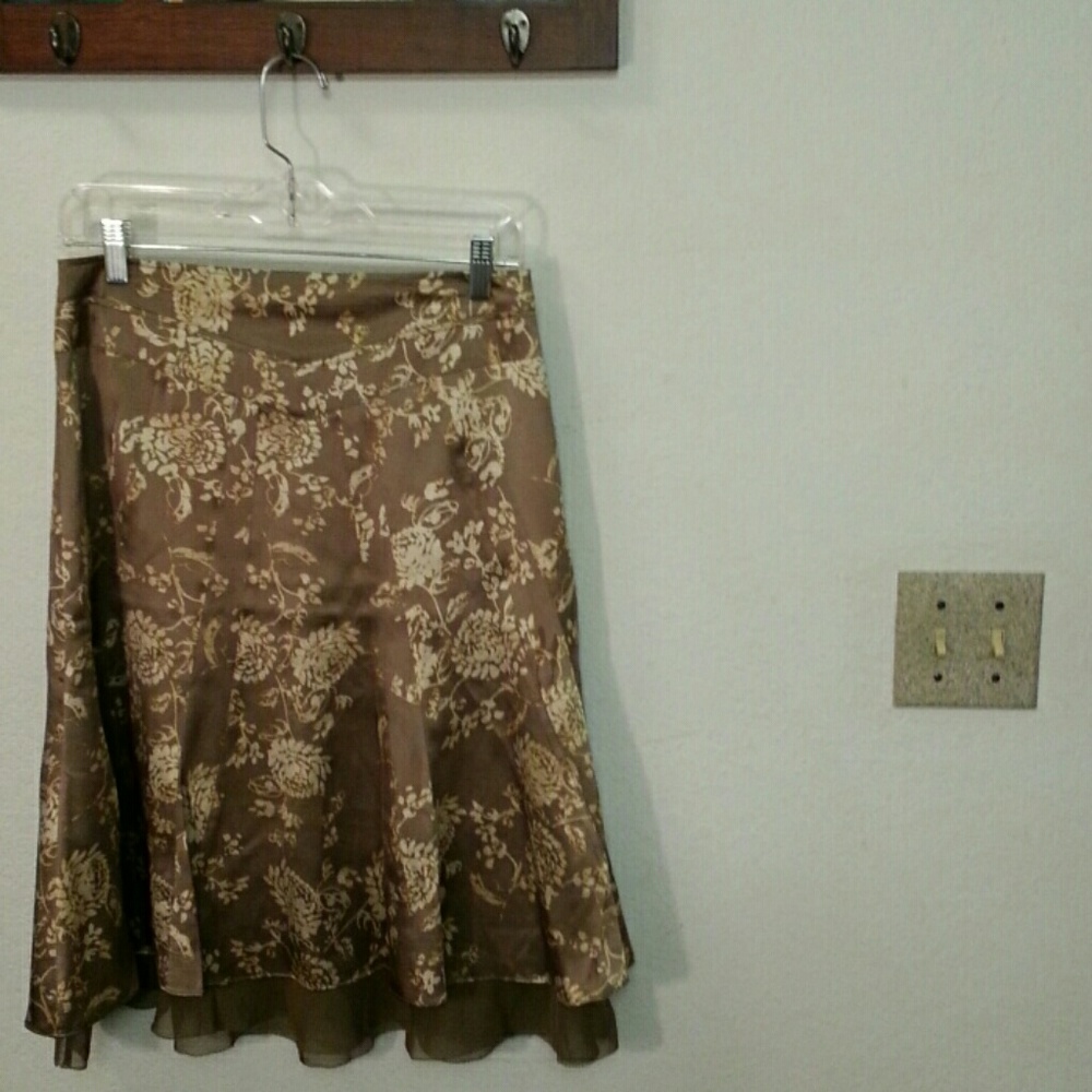 Bannana Republic Silk skirt NWOT.