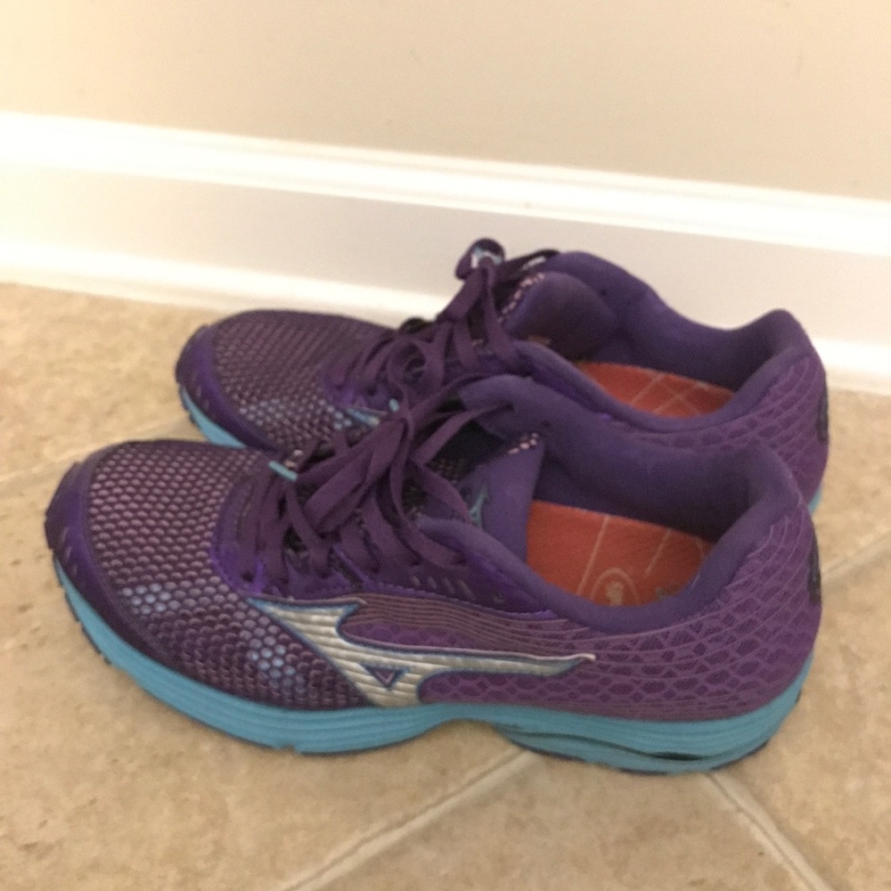 Women's size 9 Mizuno running shoes