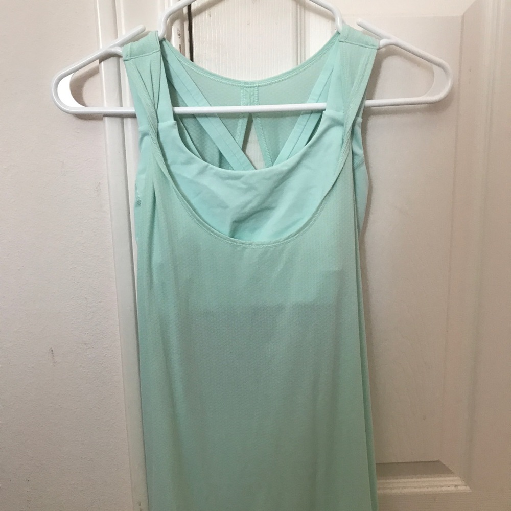 Lululemon tanks w/built in bra