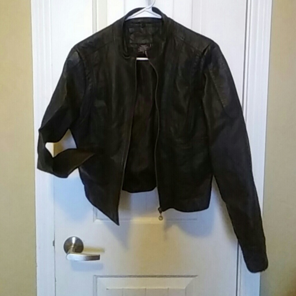 Short leather jacket