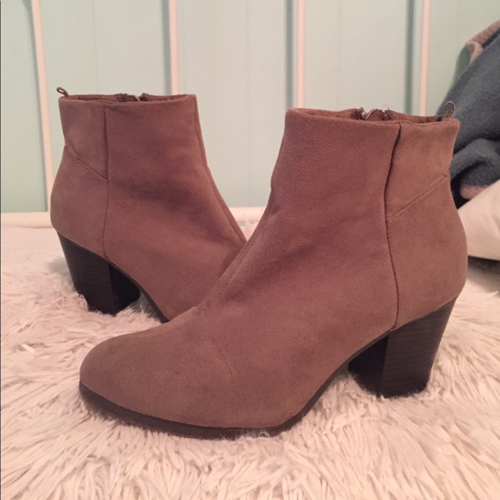 TAN BROWN SUEDE HEELED ANKLE BOOTIES
