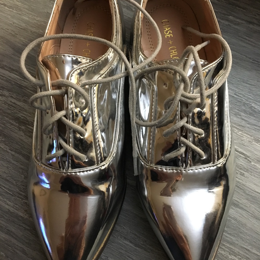 Chase & Chloe Silver pointed loafers