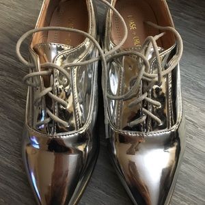 Chase & Chloe Silver pointed loafers
