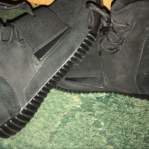 Yeezy boost 750 triple black