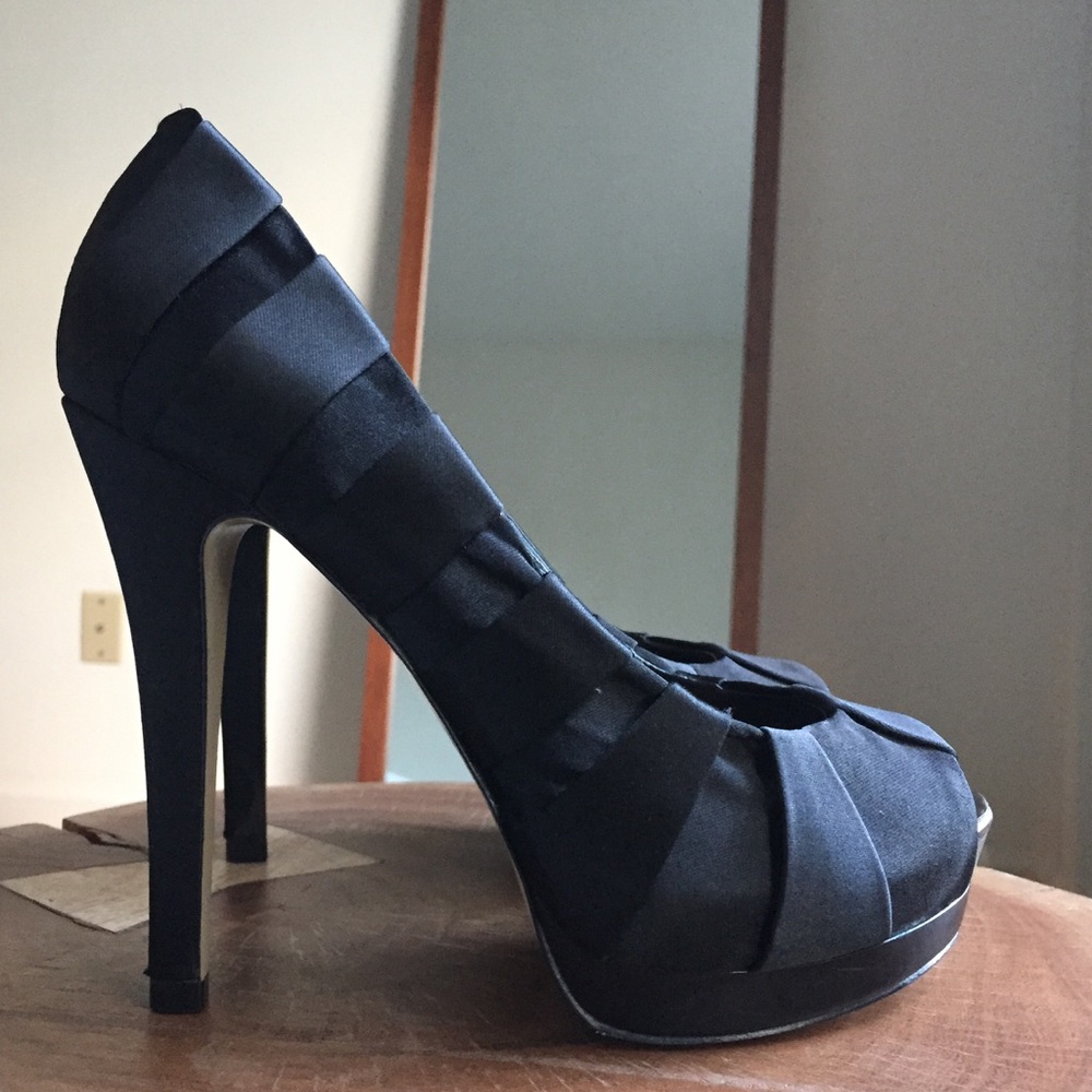 ▪️Bcbgmaxazria Black Satin Pumps