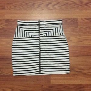 Black & white striped mini skirt with zipper