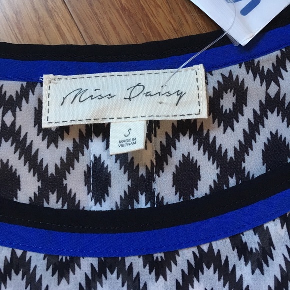 look very closely the back has buttons going down - Picture 1 of 4