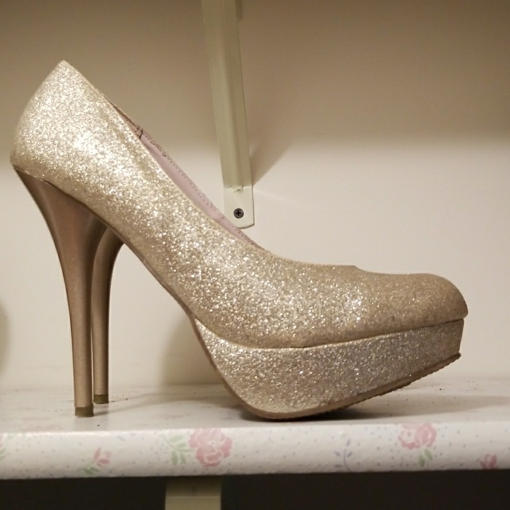 Gold glitter pumps