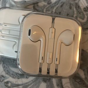 Apple Earbuds BRAND NEW