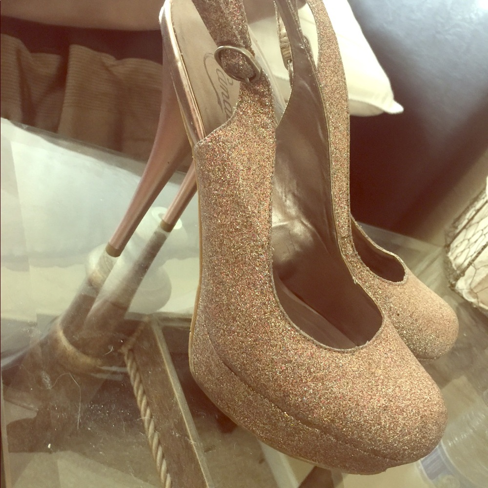 Gold glitter pumps
