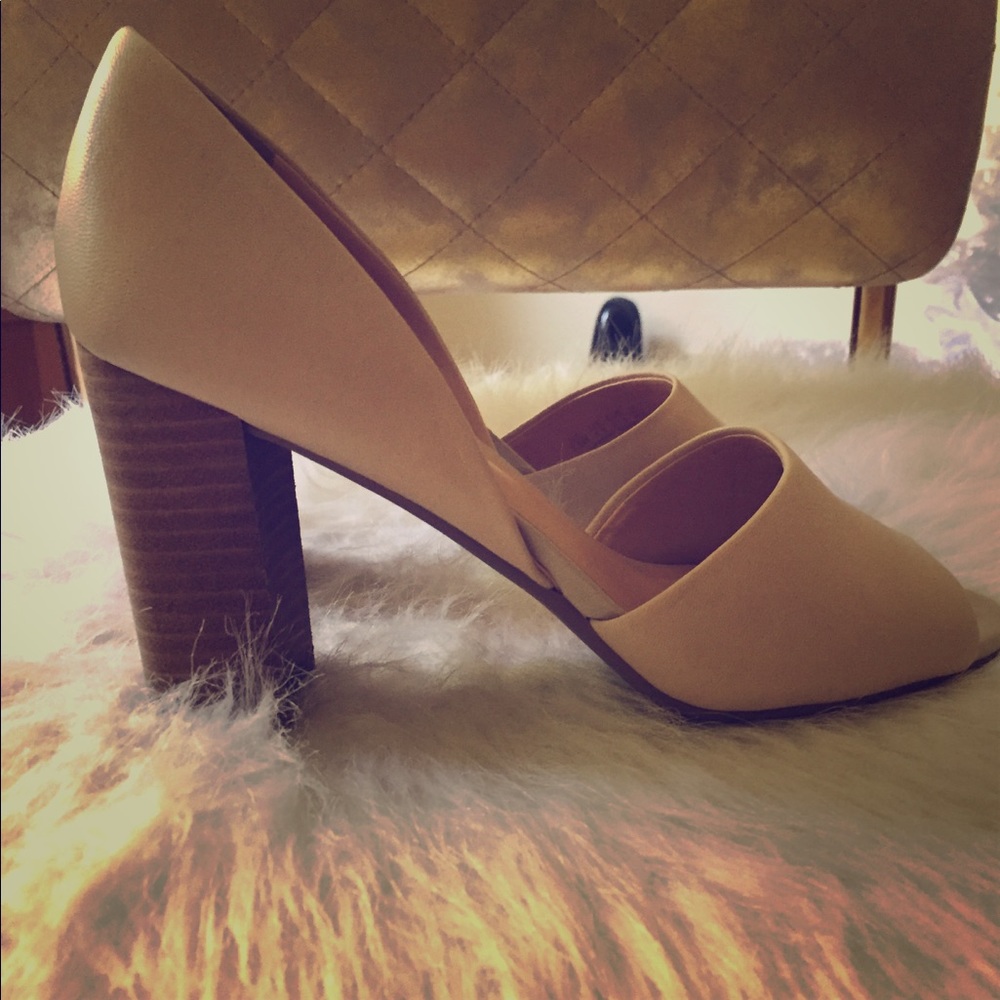 Like new sturdy cream heels