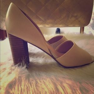 Like new sturdy cream heels
