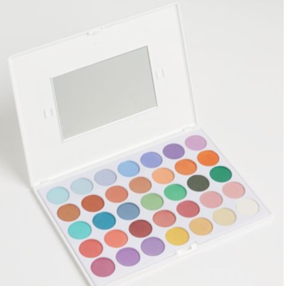 •NWT• Colorful Eyeshadow Palette!