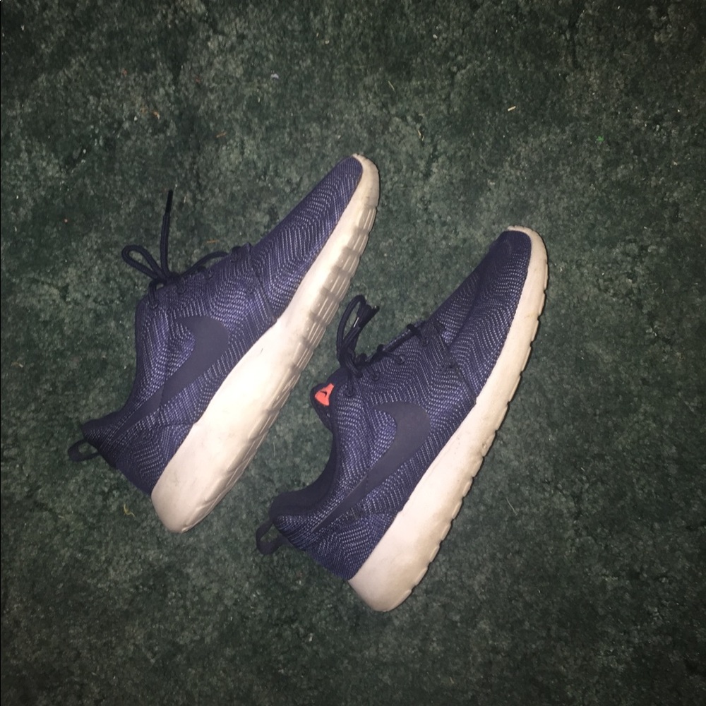Navy Nike Roshes