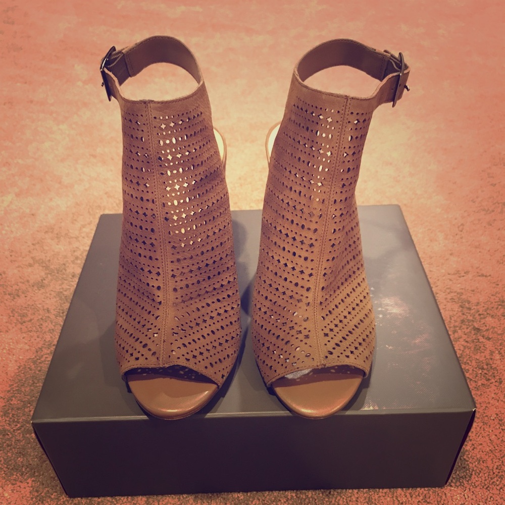 Size 8 Vince Camino shoes