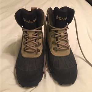 Columbia winter boots with waterproof rubber.