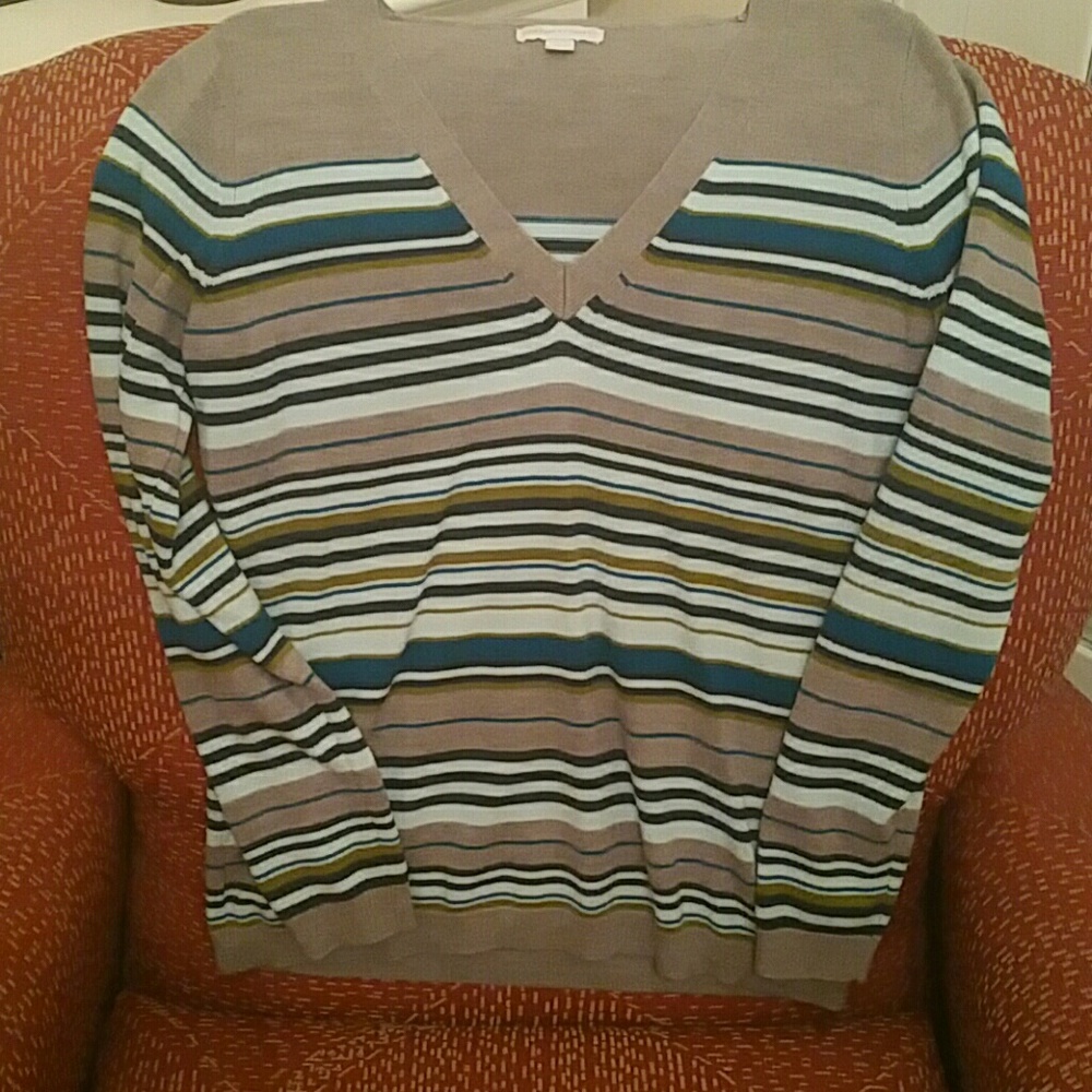 NEW YORK & COMPANY V-NECK KNIT