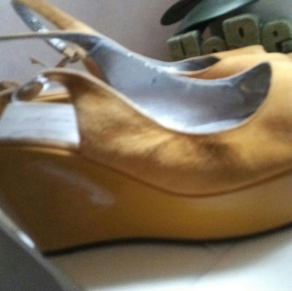 Yellow wedges