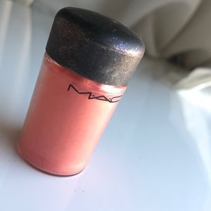 MAC Pigment in discontinued shade: Electric Coral