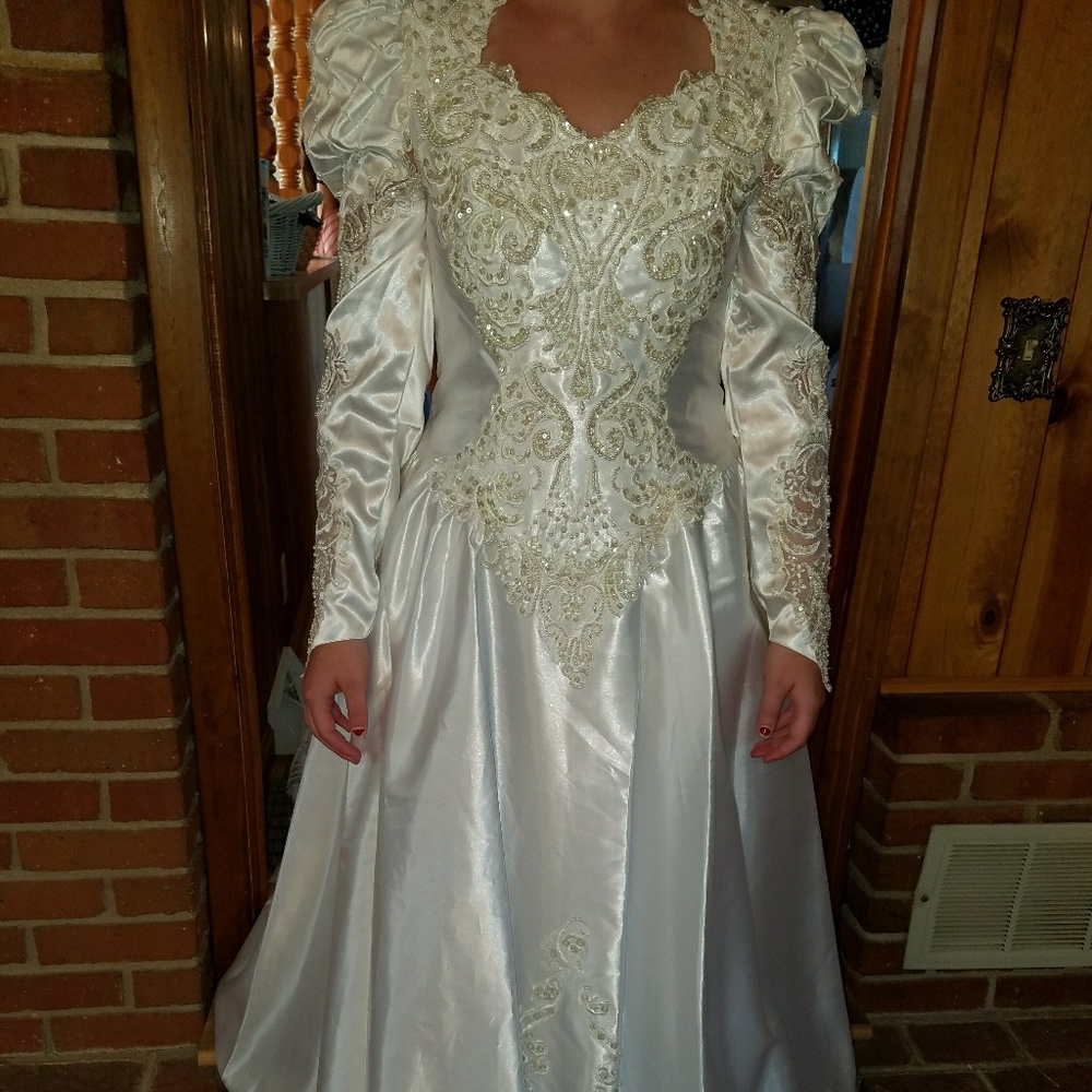 Gorgeous wedding gown - price negotiable!