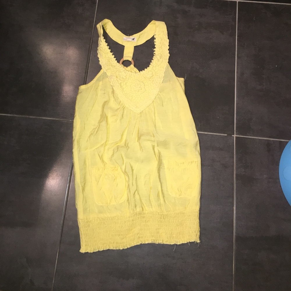 Like new! Beautiful yellow top with so much detail