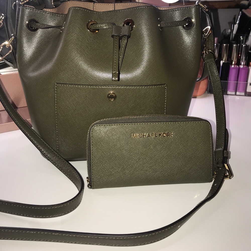 Michael Kors Olive Green Bucket Purse & Wallet !❤️
