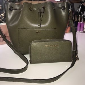 Michael Kors Olive Green Bucket Purse & Wallet !❤️