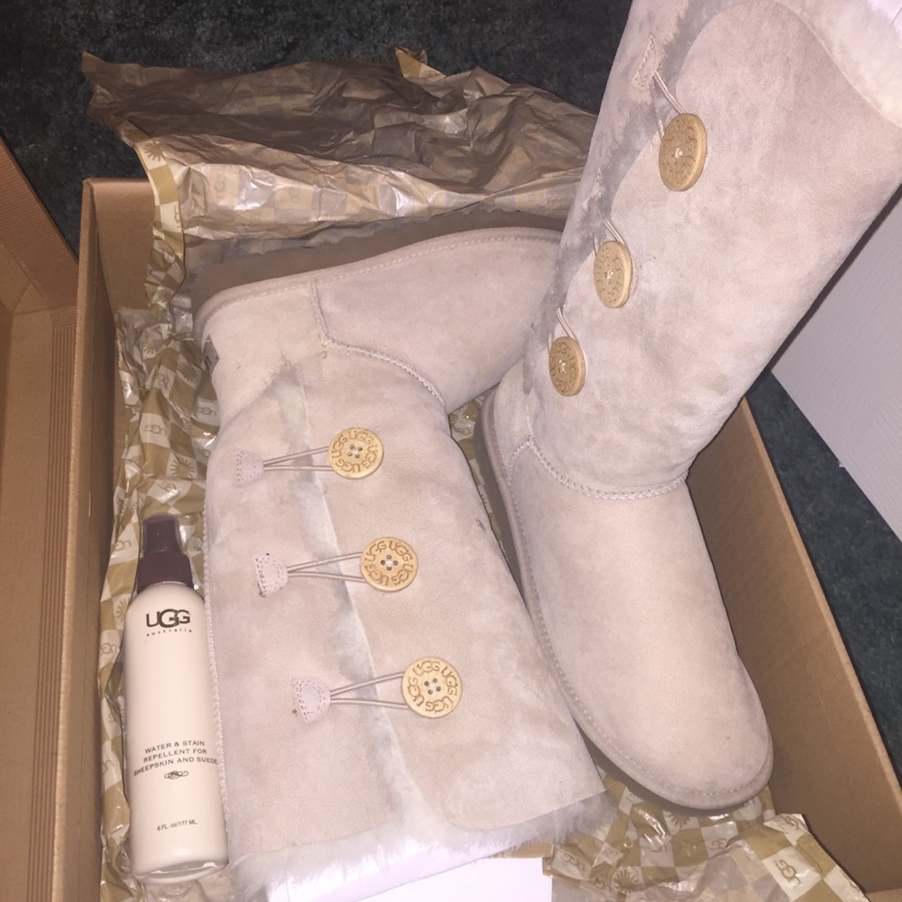 Cream/Tan UGG Bailey boots