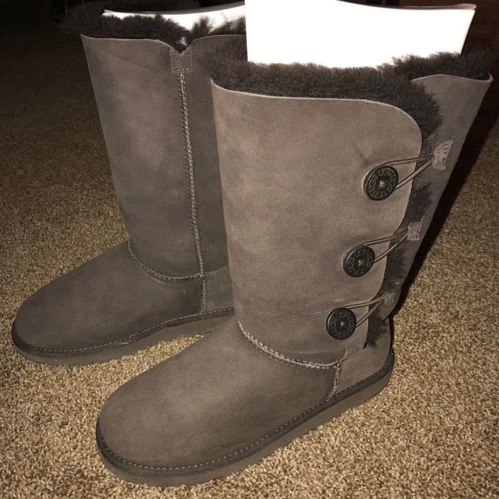 Kids size 5/women's size 7 brown uggs