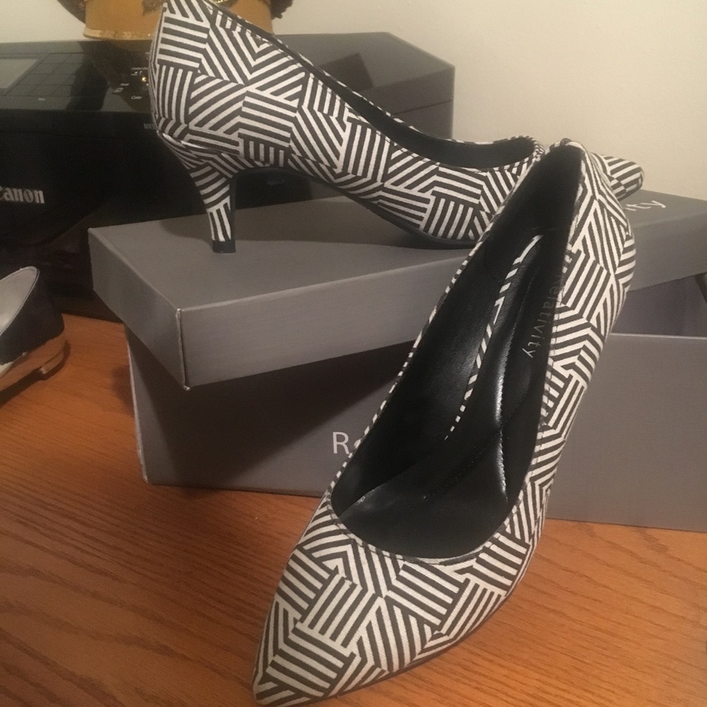 Black & white patterned pumps