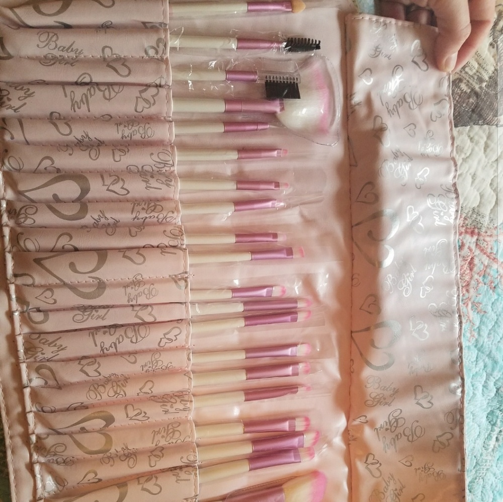 Mariah 24 piece Make up Brush set