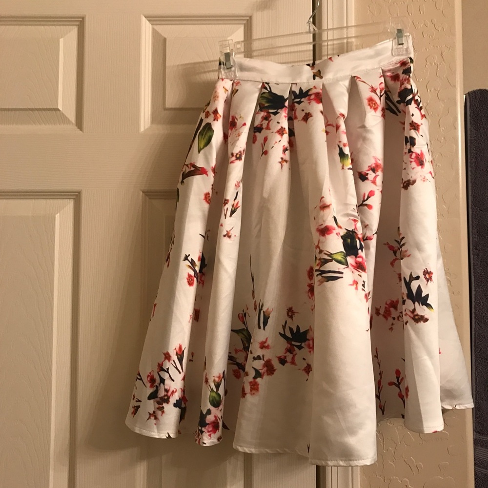 Small cherry tree pattern skirt 💕🌸 - Picture 2 of 2
