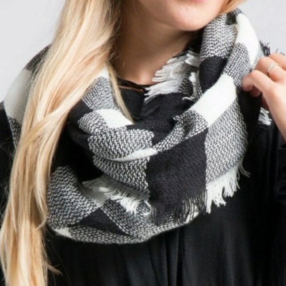 ✨Gingham Infinity Scarf ✨ - Picture 2 of 4