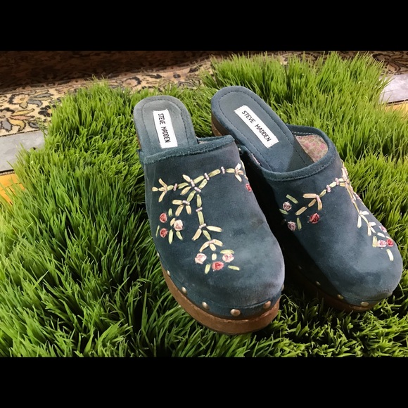 Steve Madden Shoes - Steve Madden suede clogs!