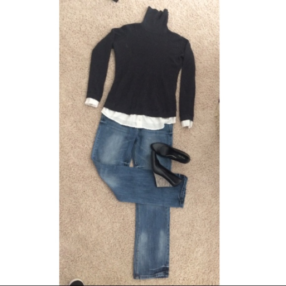 Simply Vera gray turtle neck sweater/shirt combo.