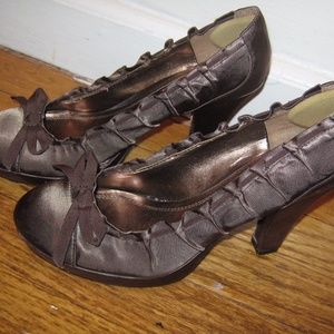 Unlisted by Kenneth Cole brown heels w/bow, 8.5