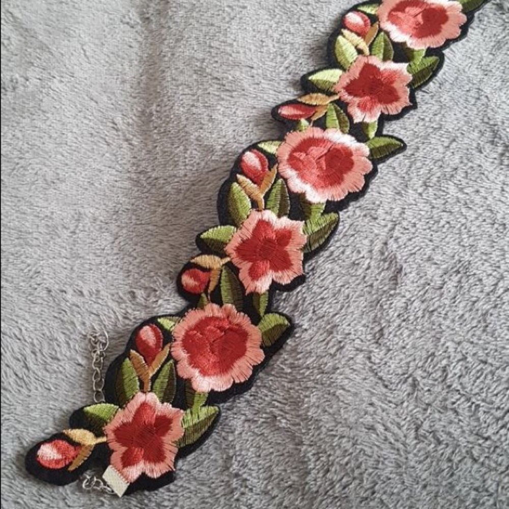 💟Chunky Floral Choker💟 - Picture 4 of 6