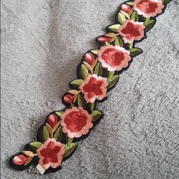 💟Chunky Floral Choker💟 - Picture 4 of 6