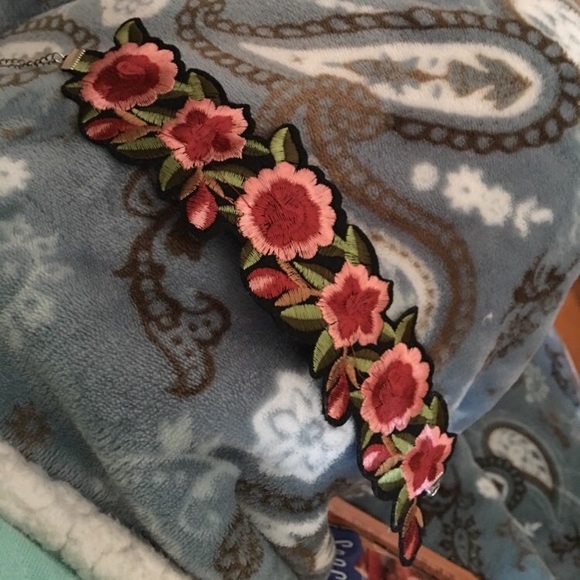 💟Chunky Floral Choker💟 - Picture 6 of 6