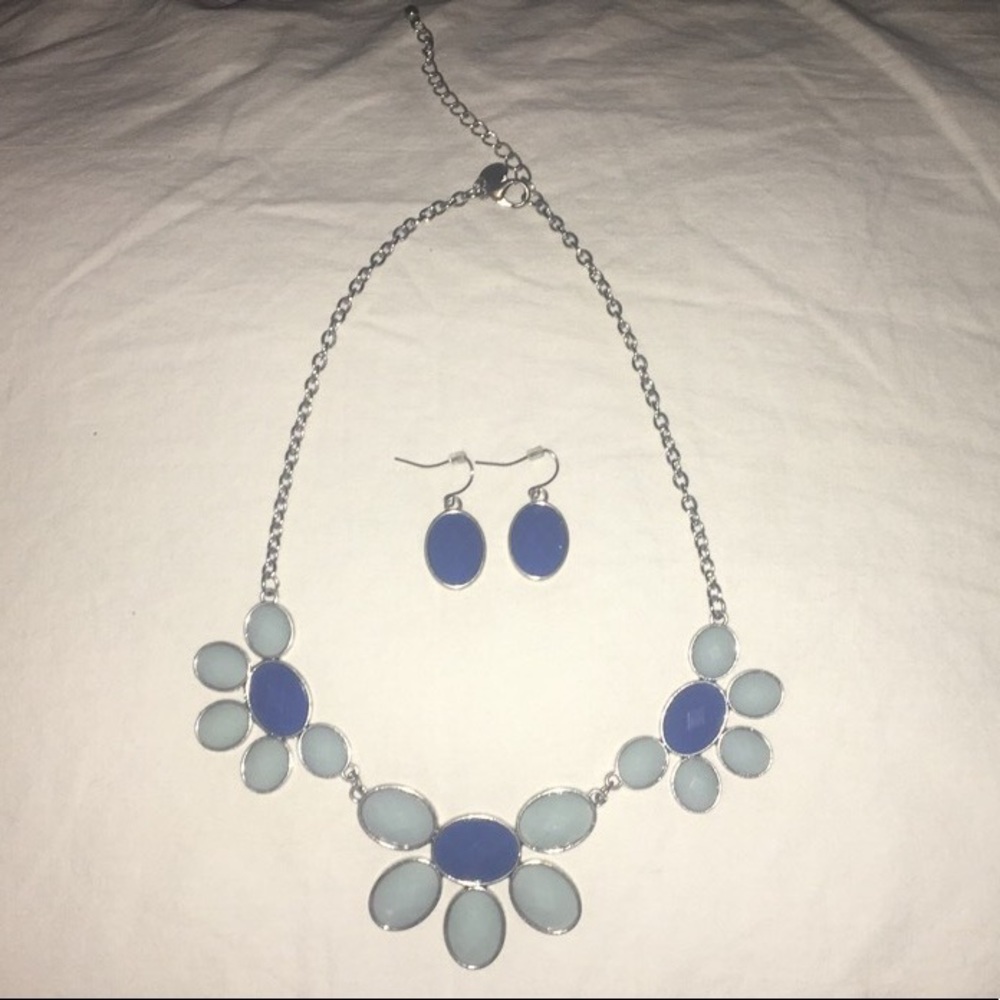 BOGO JEWELRY✨ Elegant floral necklace w/ earrings✨