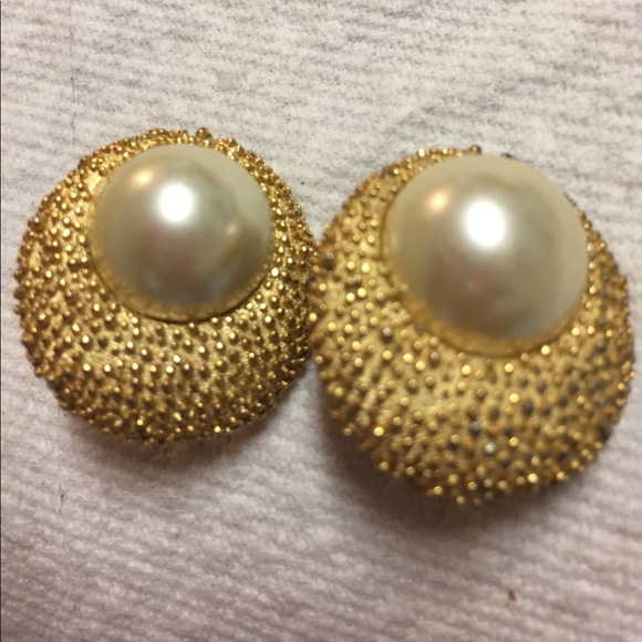 Trifari Jewelry - Trifari simulated Pearl Clip Earrings