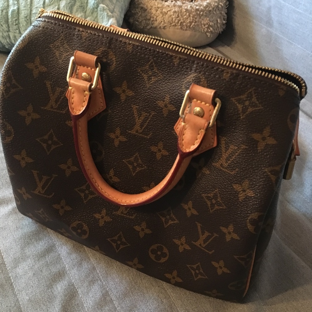 Authentic lightly used speedy 25 Louis Vuitton bag