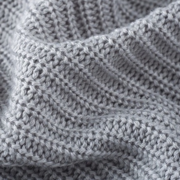 ✨Gray Chunky Knit Sweater W/ Asymmetrical Ruffles✨ - Picture 4 of 5