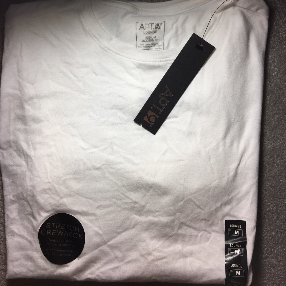 Medium modern fit APT.9 stretch crewneck.