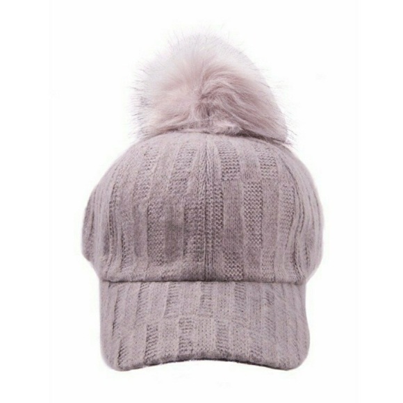 Accessories - ❣️HP❣️ LAST 😍Pom Pom Knit Hat😍