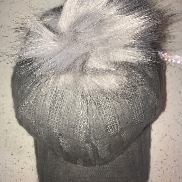 ❣️HP❣️ LAST 😍Pom Pom Knit Hat😍 - Picture 2 of 5