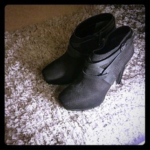 GUESS NWOT women's Black Booties