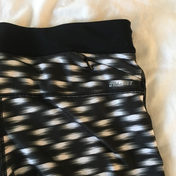 Nike Dri Fit Relay Printed Crop - Picture 4 of 4