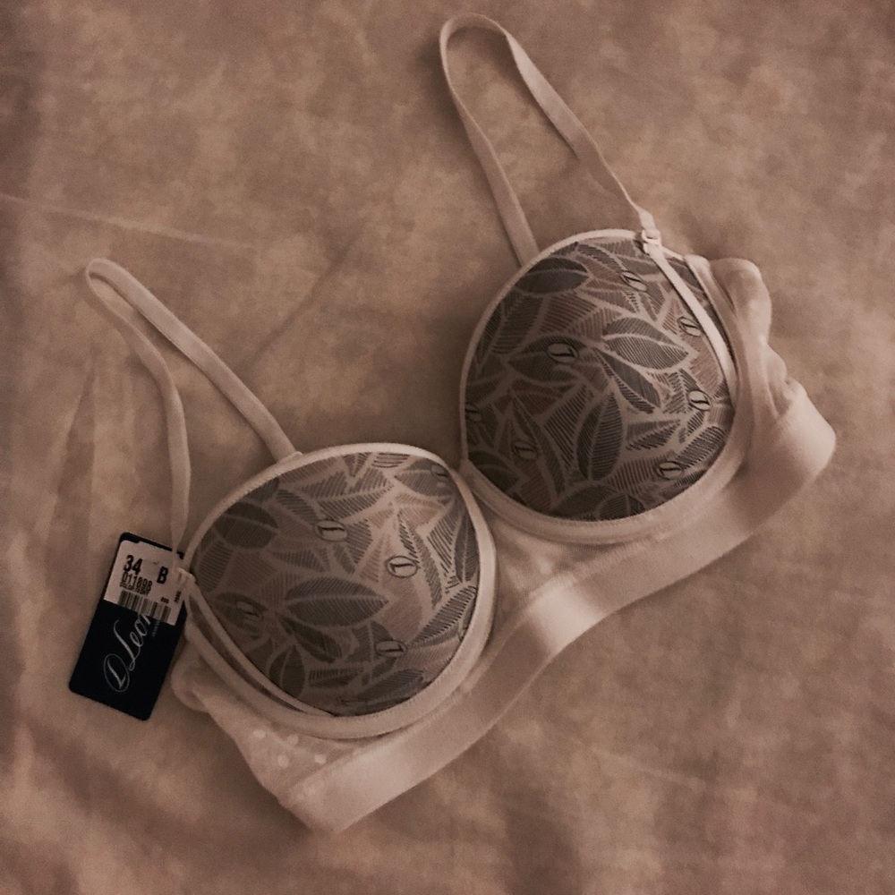 • Never worn Leonisa bra •