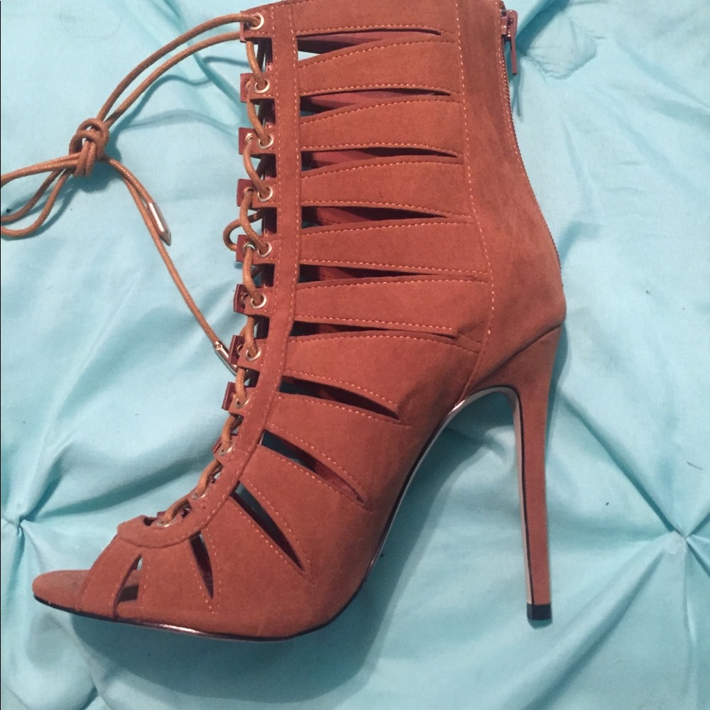 FASHION NOVA HEELS - Picture 4 of 5